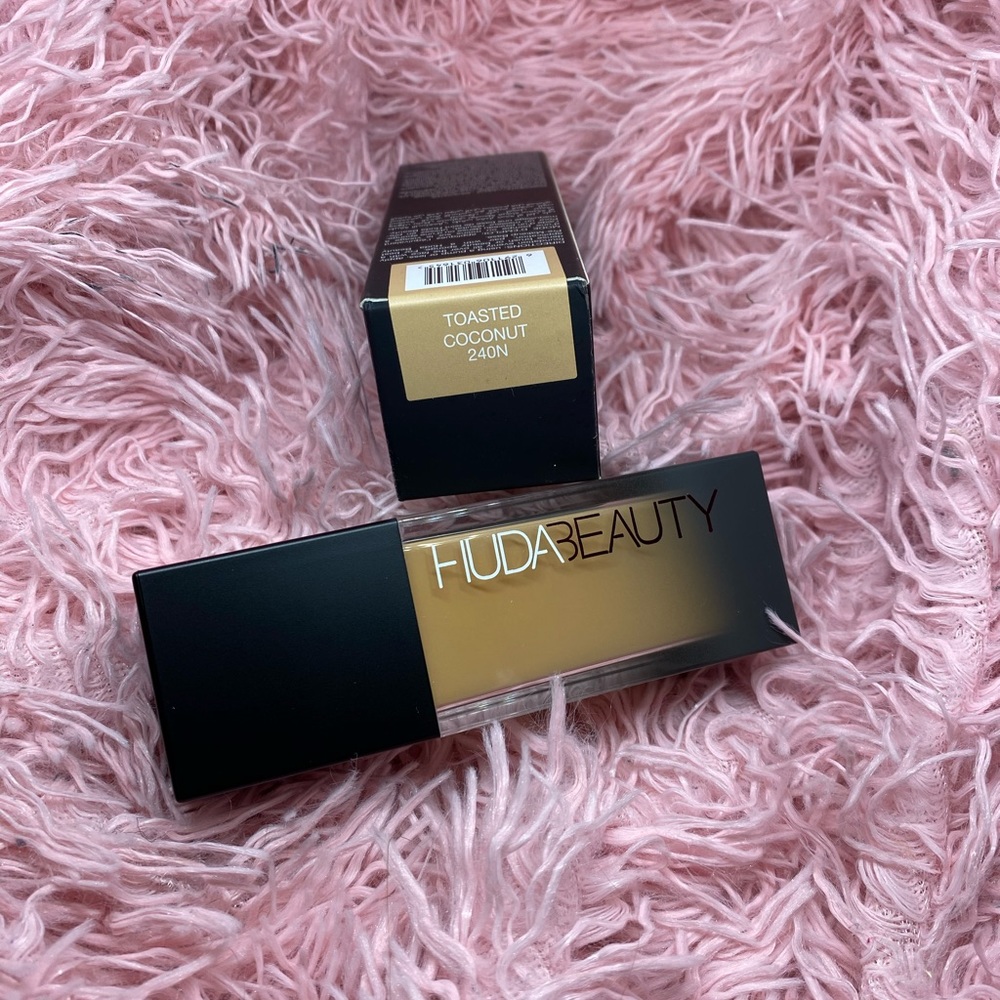 Huda Beauty foundation in “toasted coconut 240N*